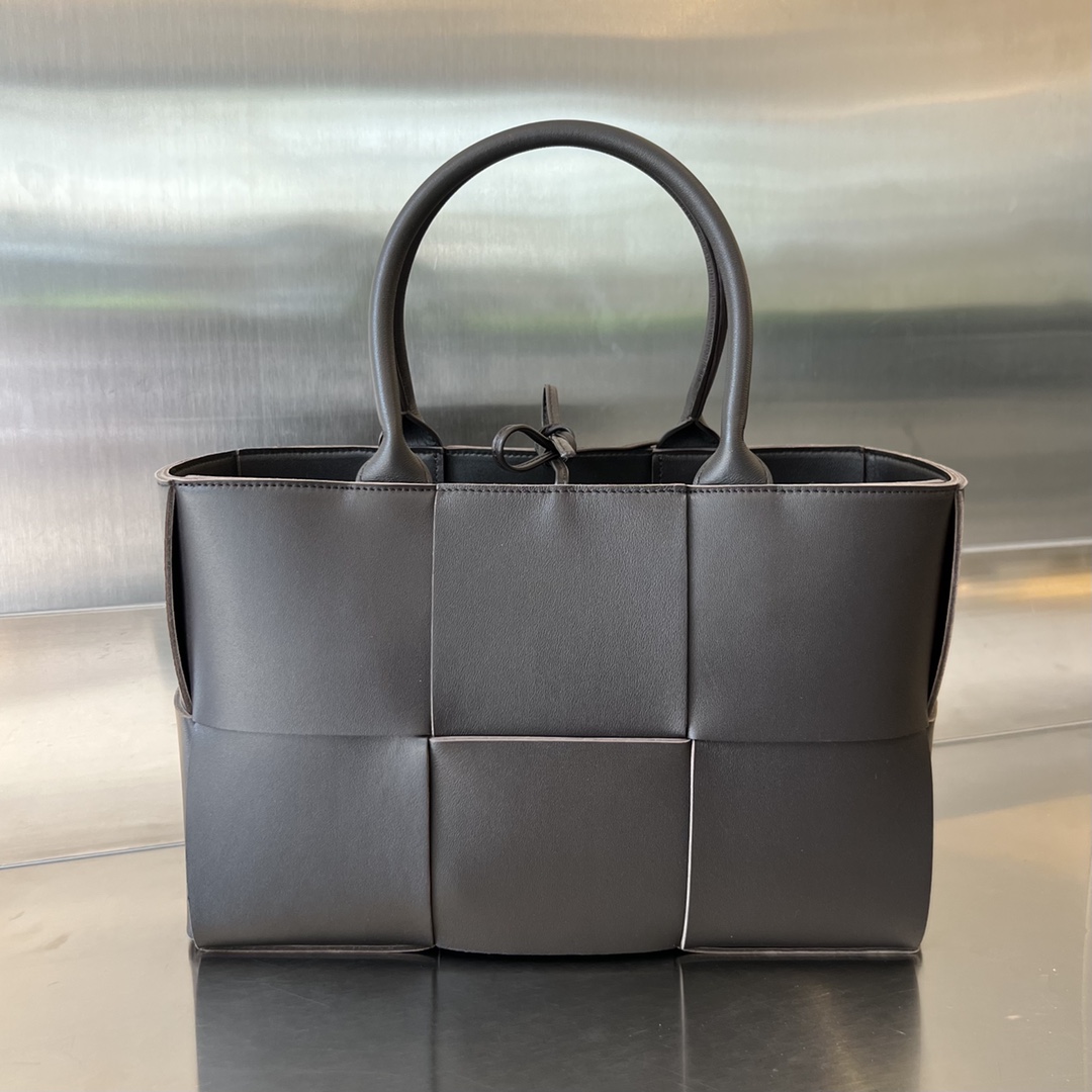 Small Arco Intreccio Leather Tote Bag Fondant